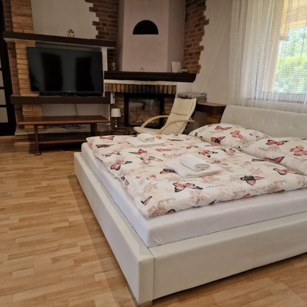 Izba Klasik s krbom, veľkou posteľou a televízorom